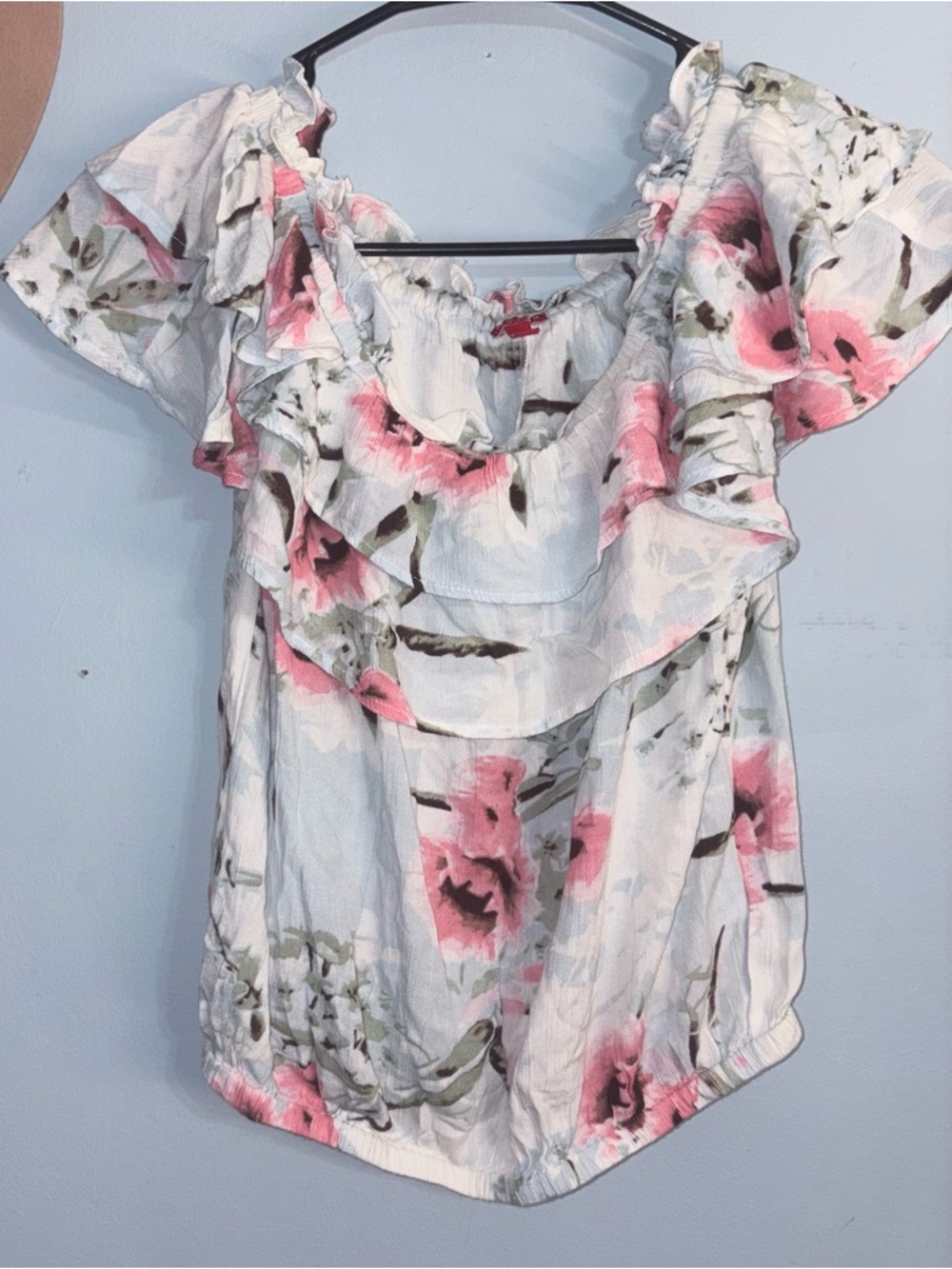 XS Guess feminine Floral Ruffle Off-Shoulder Top - Pink/White